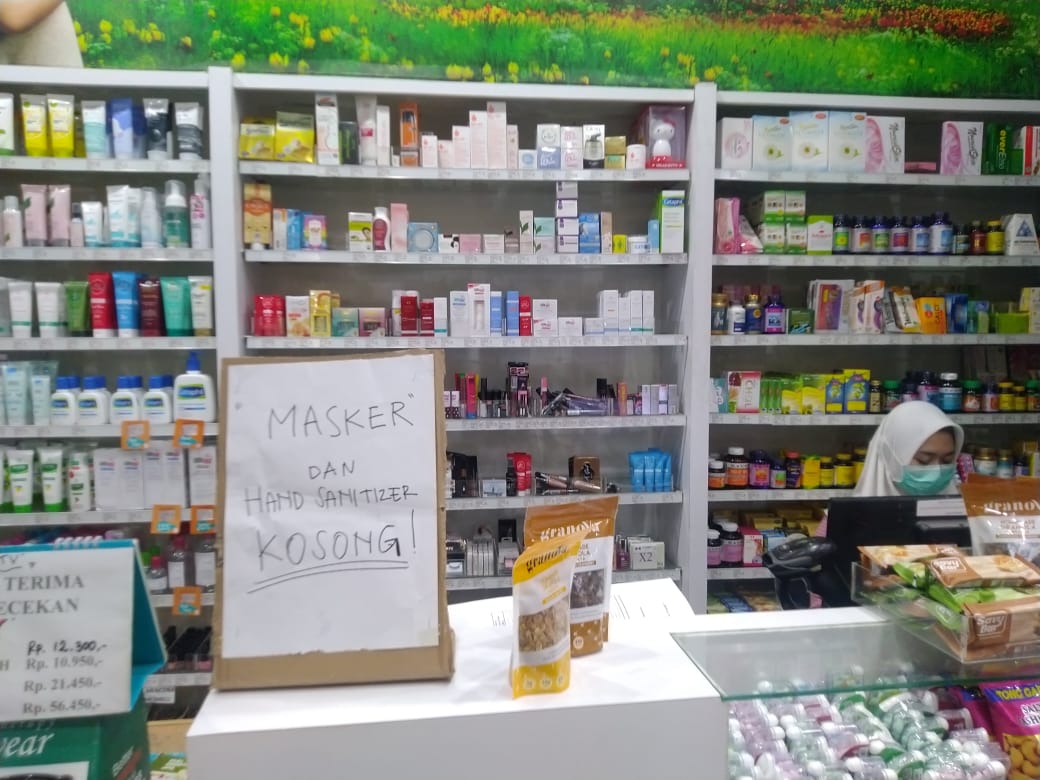 Masker langka disejumlah kota di Indonesia.