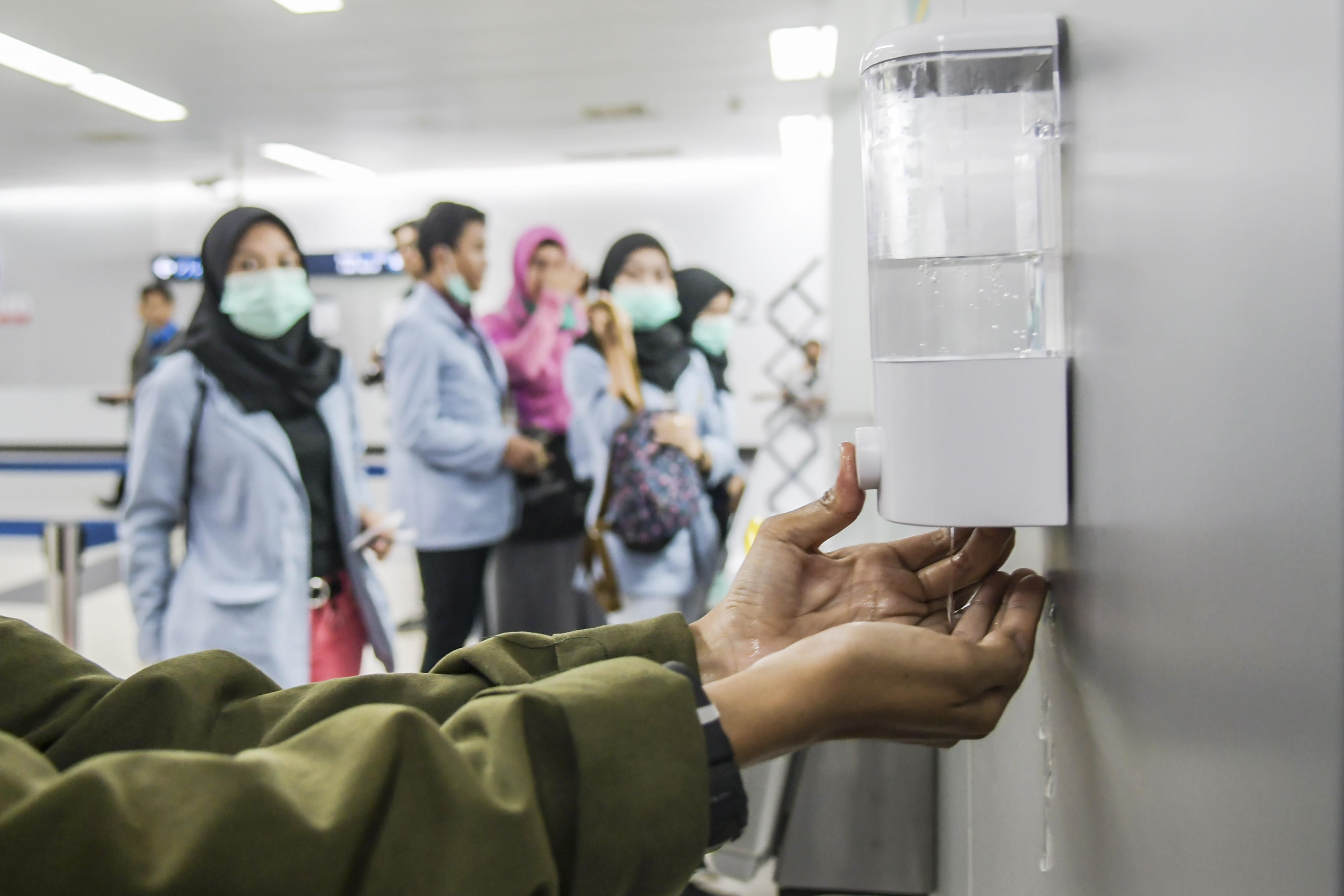 Antiseptik atau hand sanitizer yang dipasang di Stasiun MRT Bundaran HI 