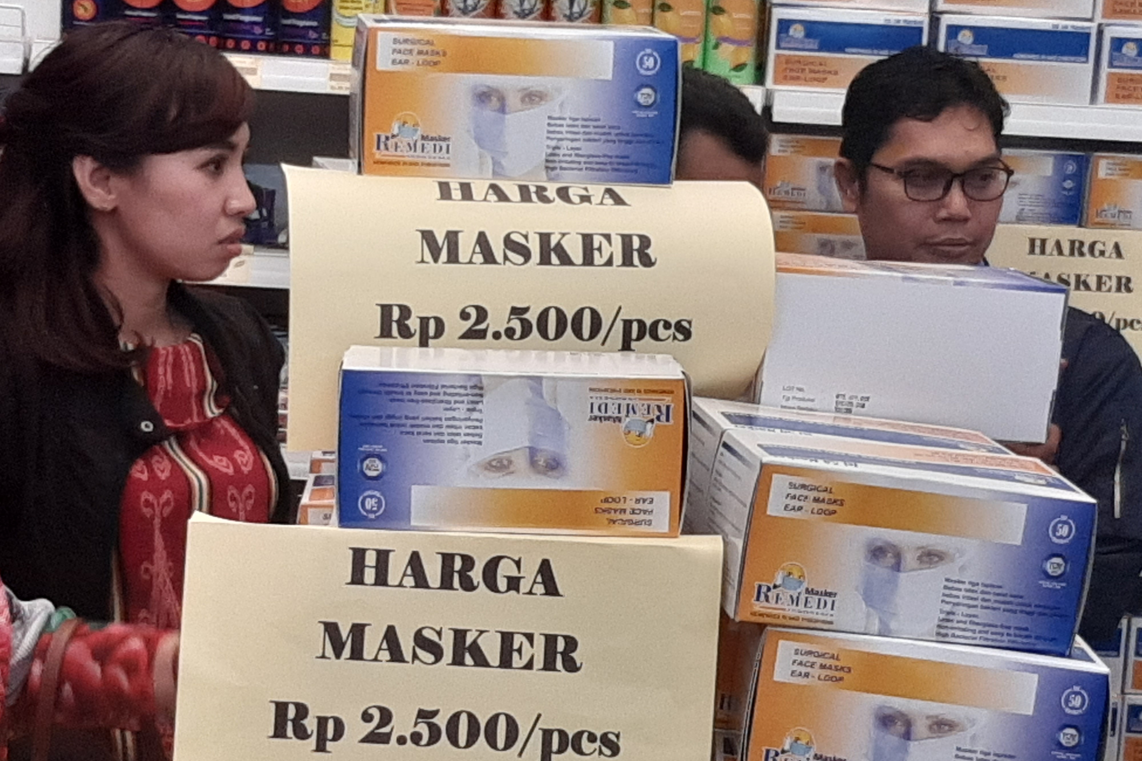 Penjualan masker di Pasar Pramuka
