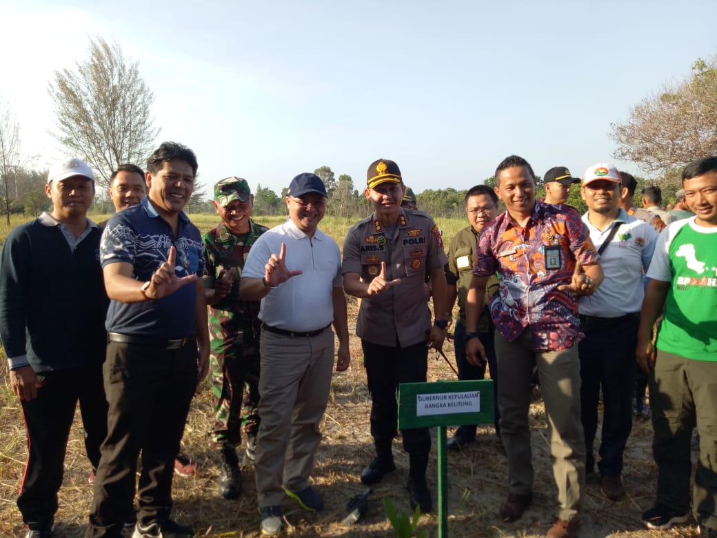 Gubernur Babel Erzaldi Rosman Djohan (kaos putih) bersama dinas kehutanan menanam mangrove dan jambu mete.
