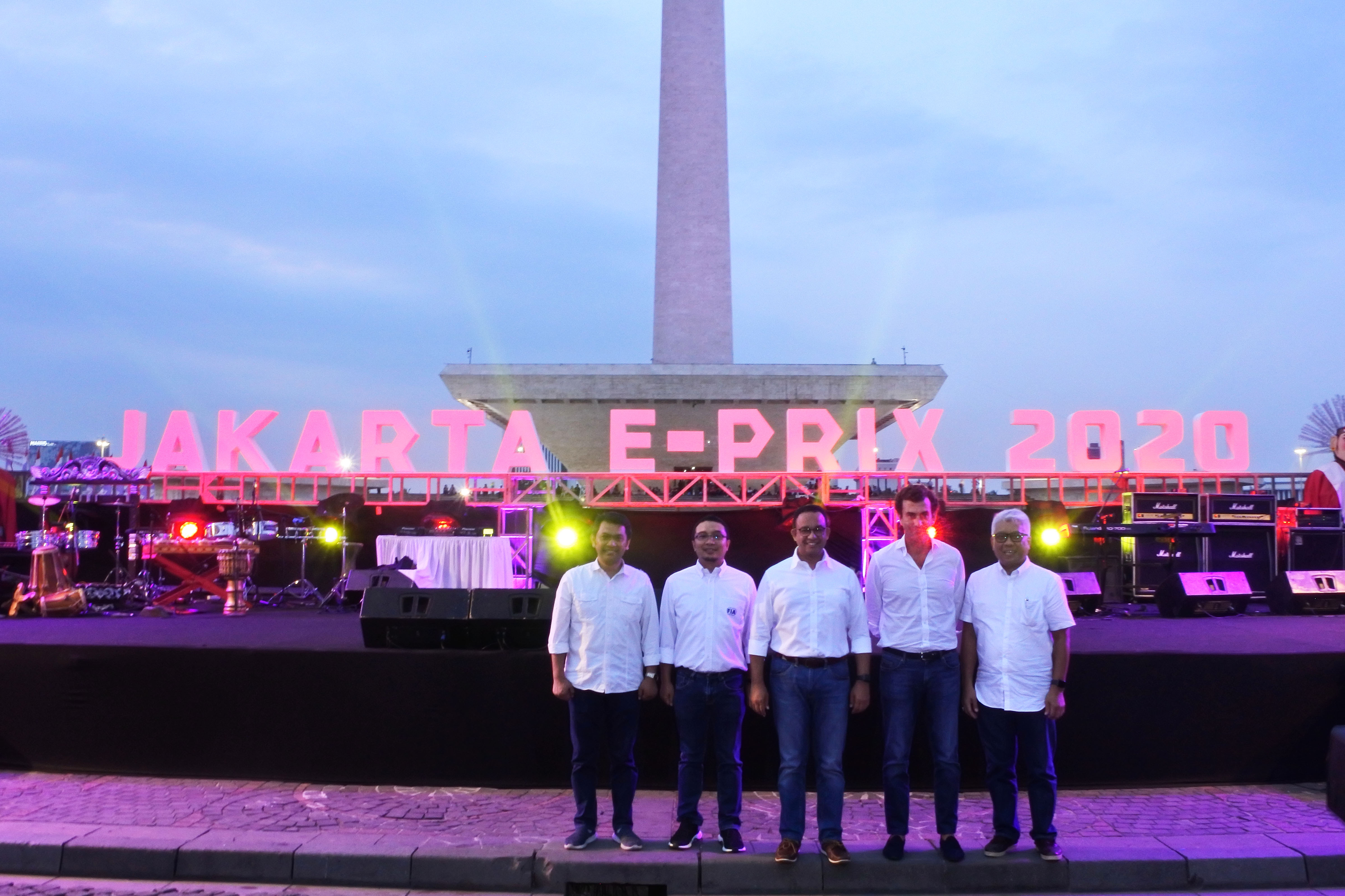 Gubernur DKI Jakarta Anies Baswedan (tengah) bersama panitia penyelenggara pada sesi foto di acara Jakarta E-Prix 2020 di Monas.
