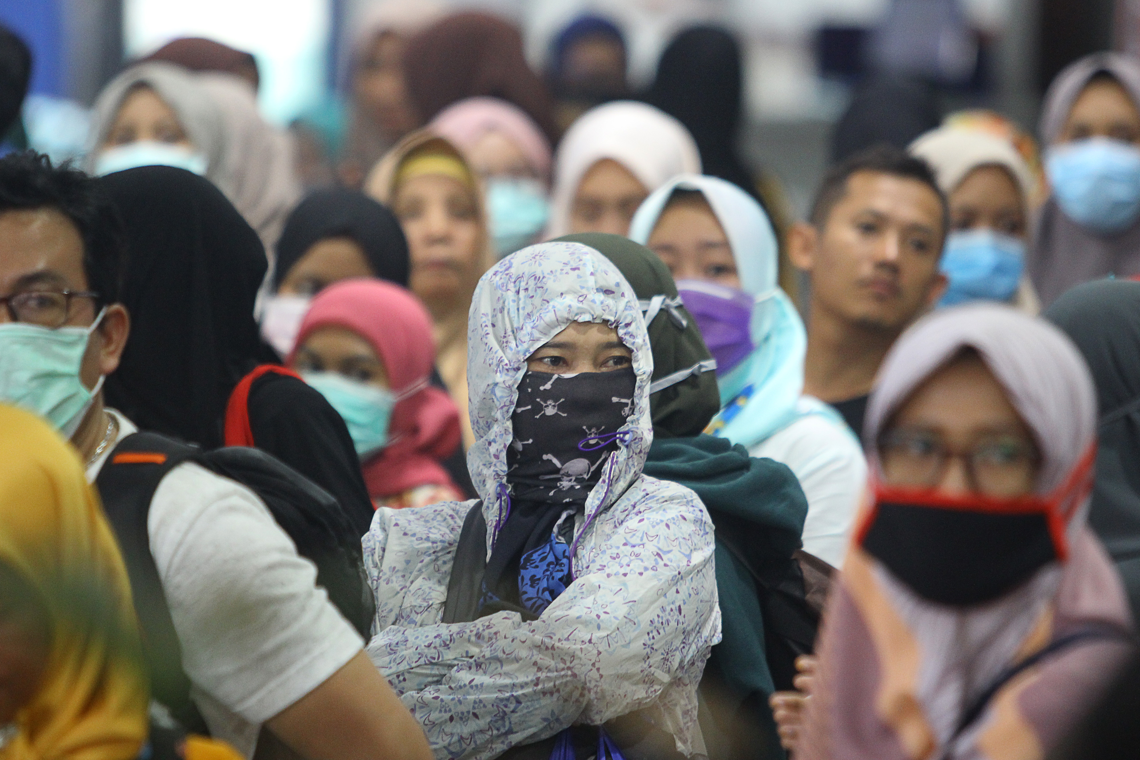 alon penumpang mengenakan masker di Stasiun Pasar Turi, Surabaya, Jawa Timur
