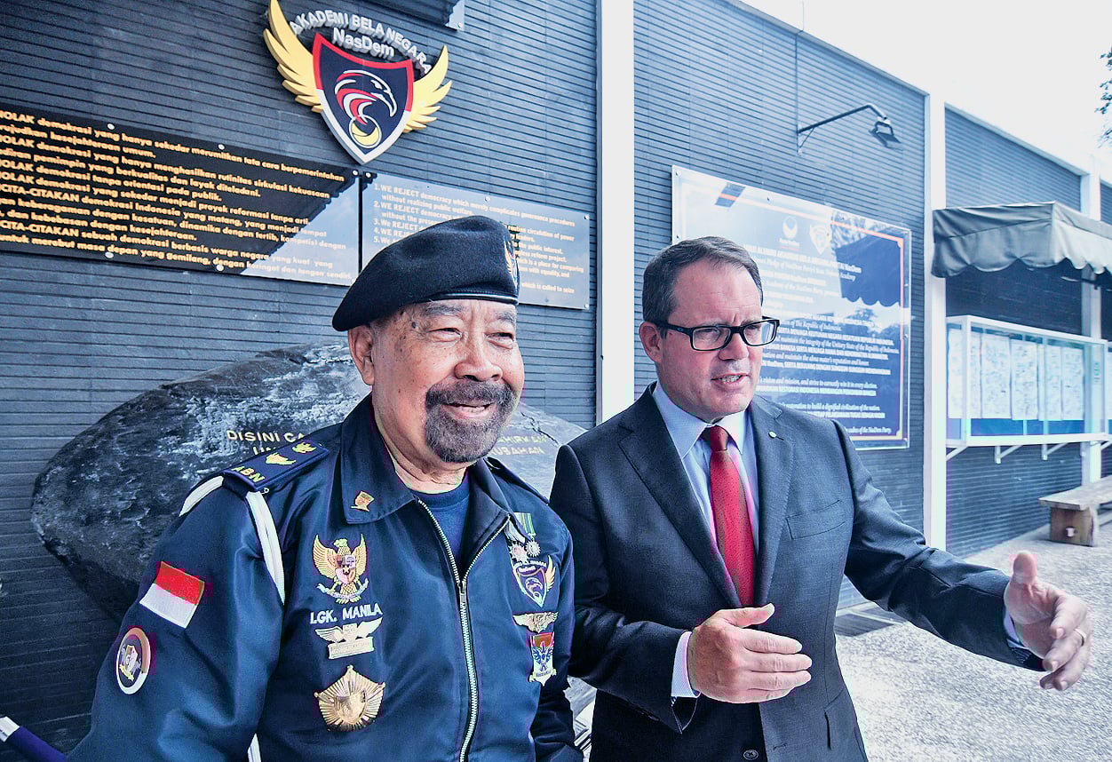 Pemimpin Partai Buruh Australia (ALP) Luke Gosling (kanan) didampingi Gubernur Akademi Bela Negara (ABN) Partai NasDem IGK Manila.