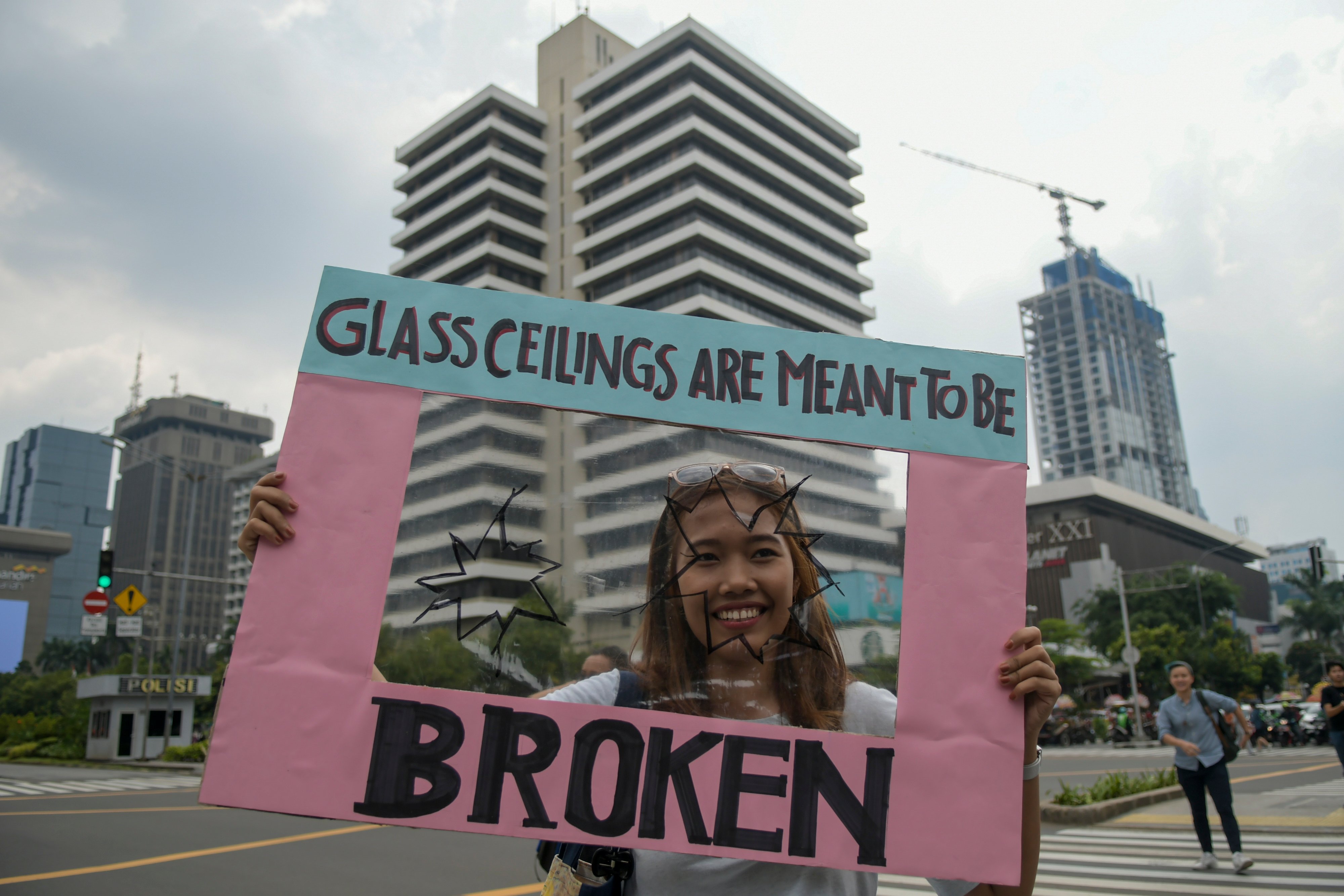 Peserta aksi mengikuti peringatan Hari Perempuan Sedunia di Jakarta, yang menuntut penghapusan kekerasan terhadap perempuan. 