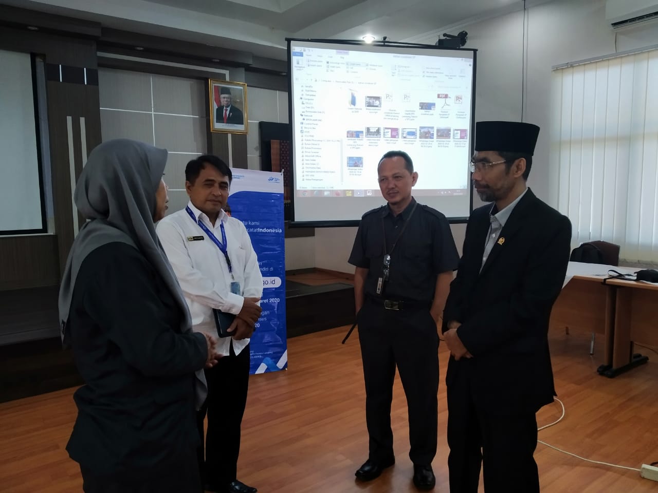 nggota DPD Abdul Hakim (kanan) memantau acara Ngisi Bareng Sensus Penduduk Online di aula Gedung BPKP, Bandar Lampung, Senin (02/03).