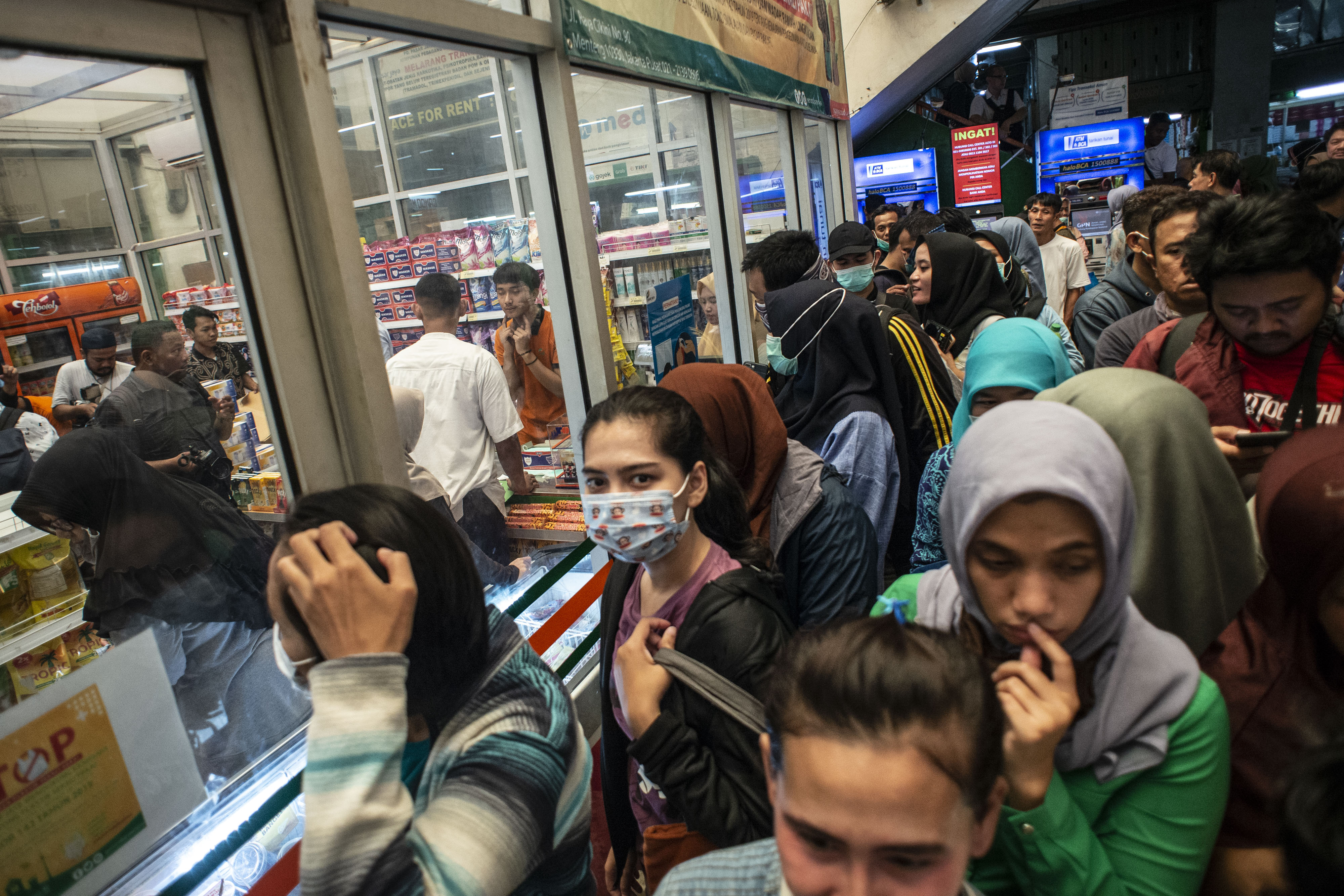 Sejumlah warga mengantre membeli masker pada operasi pasar masker di JakMart, Pasar Pramuka, Jumat (6/3).