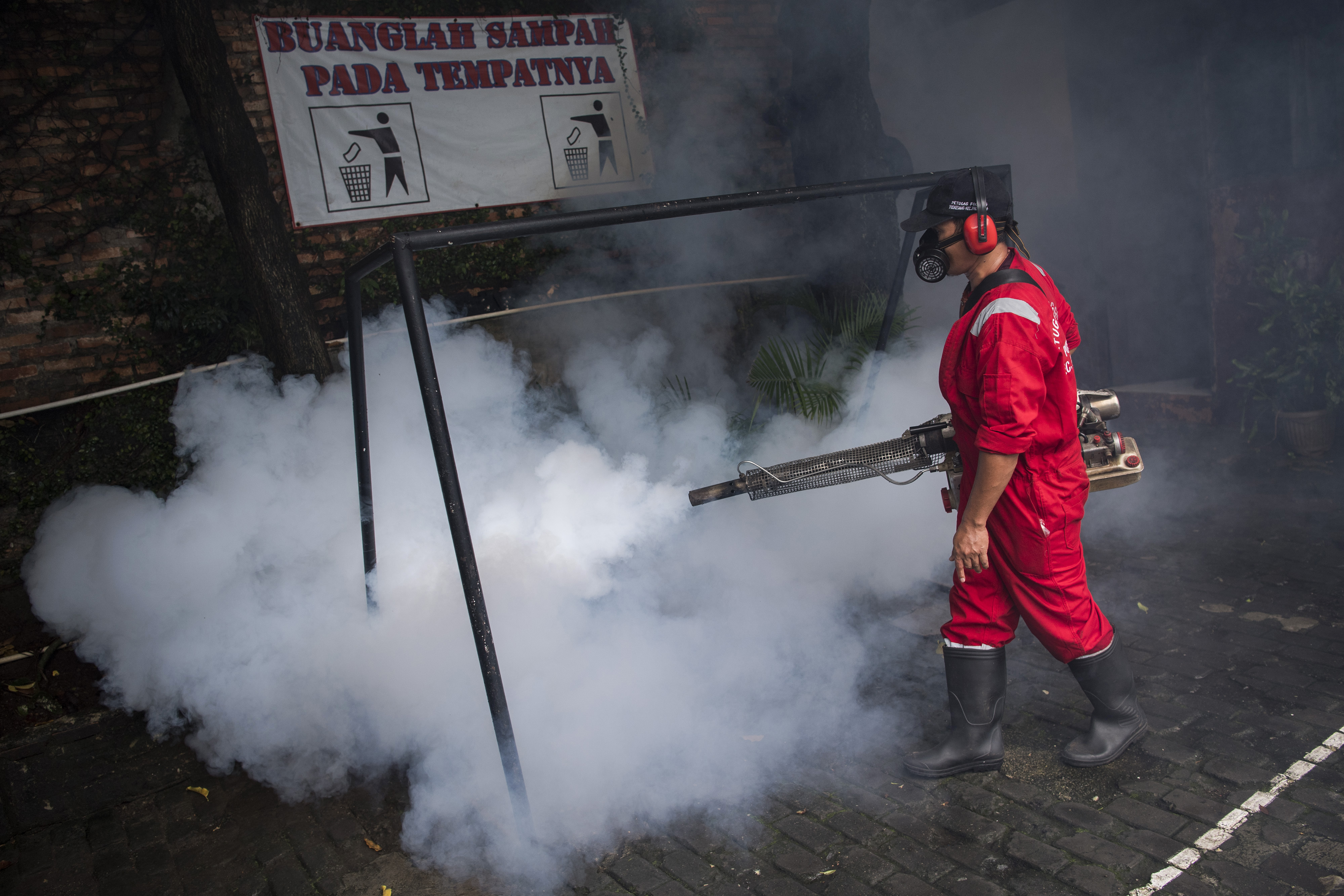Petugas Fogging Kecamatan Palmerah melakukan pengasapan di SDN Kota Bambu 07 Pagi, Palmerah, Jakarta Barat.