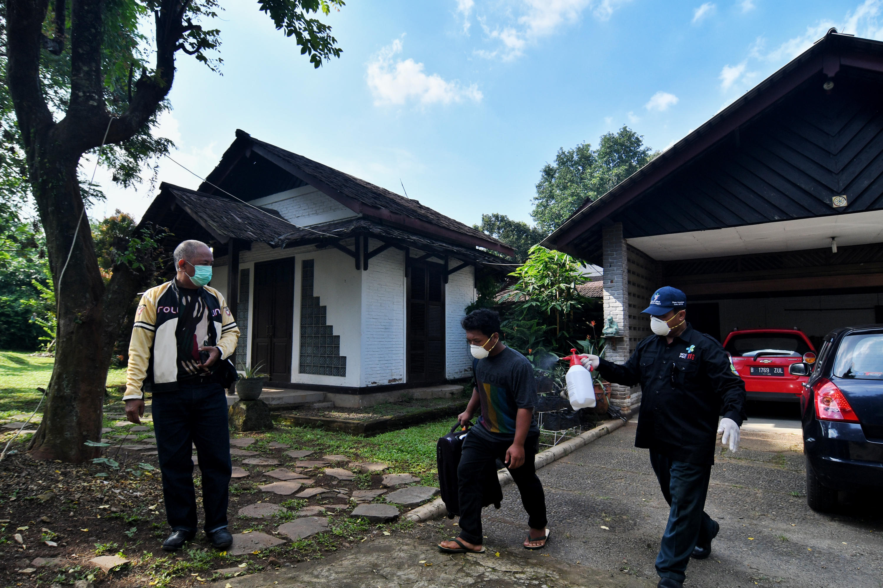 Petugas Dinas Kesehatan Kota Depok melakukan sterilisasi dan evakuasi salah seorang pekerja dirumah terjangkit corona.