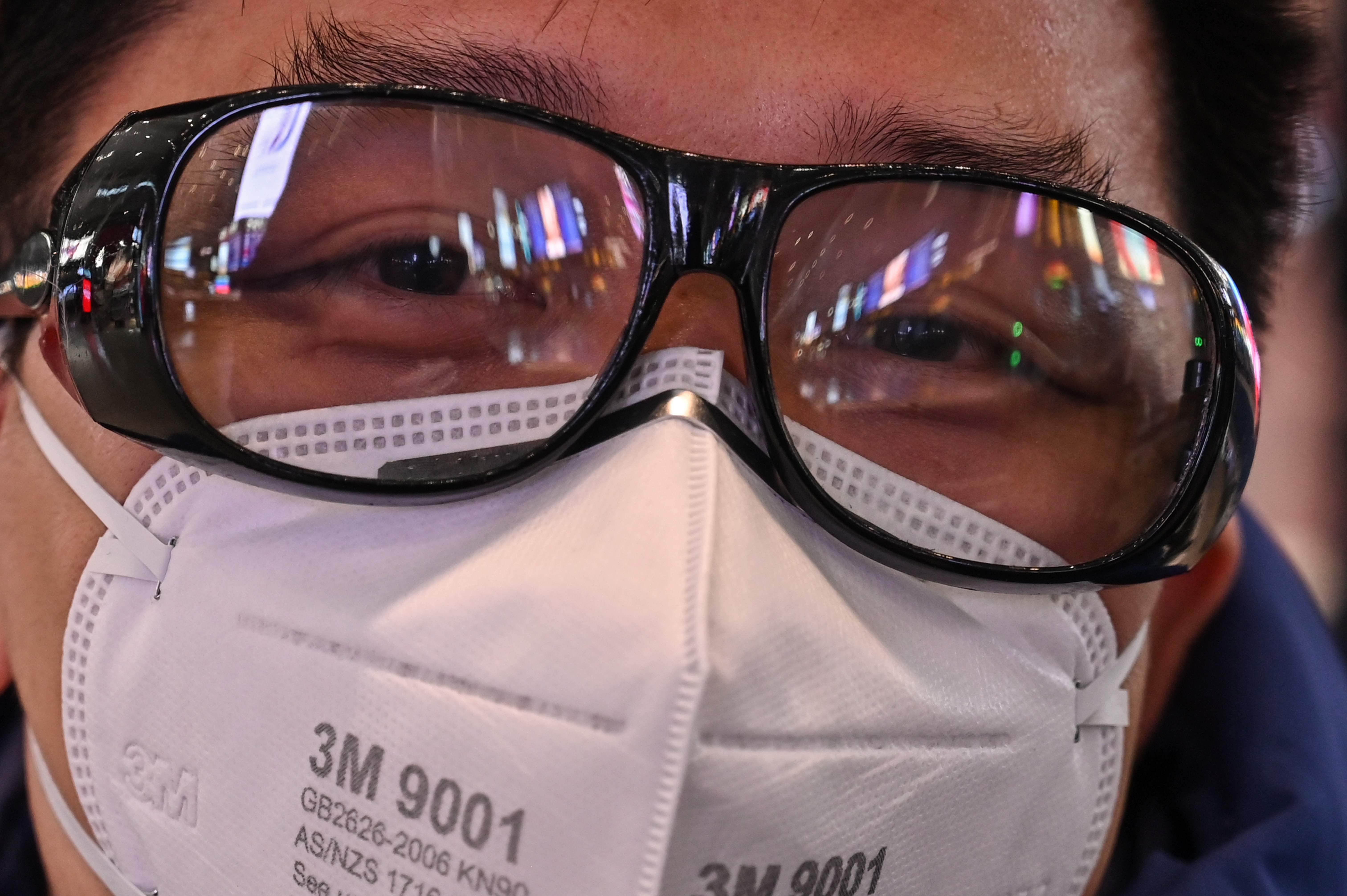 Warga mengenakan masker di Shanghai, Tiongkok. 