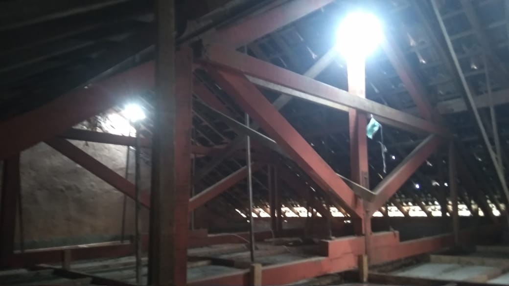 Relawan BPBD Wonogiri mengusir kelelawsr dari sarangnya di atas plafon SDN 2 Sidoharjo