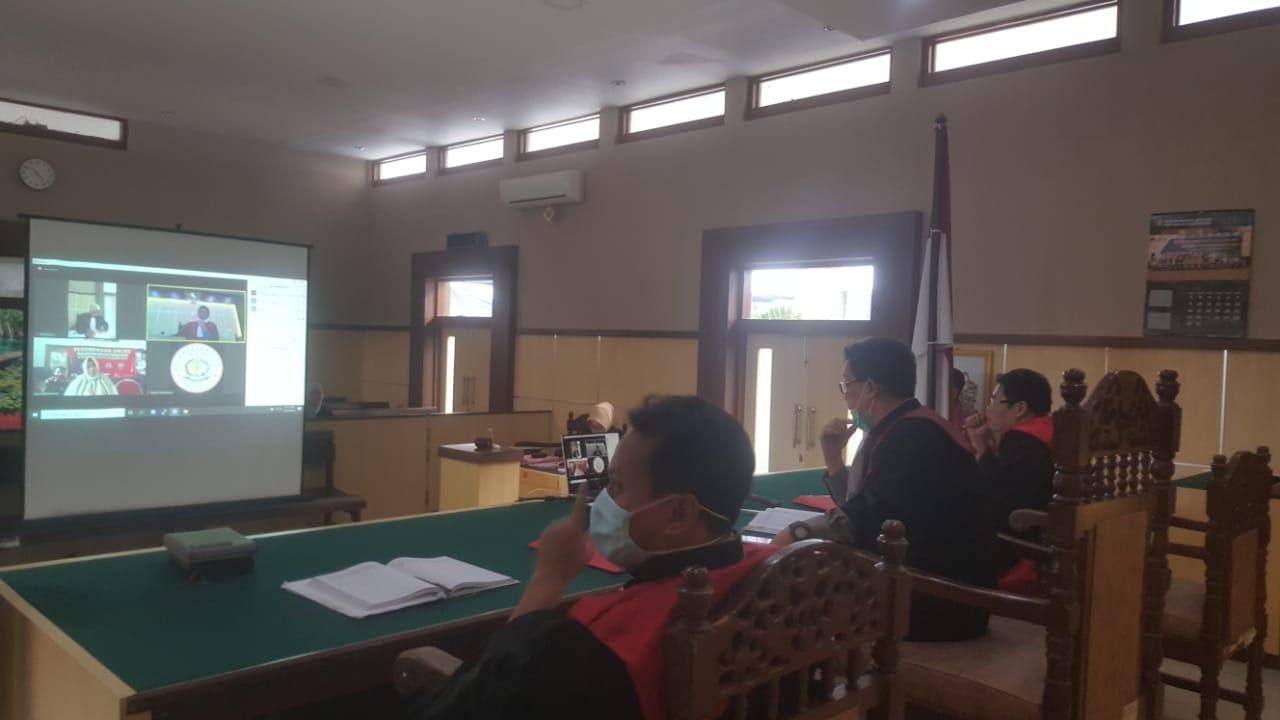 Proses sidang jarak jauh yang dilaksanakan Kejaksaan Negeri Pamekasan, Jawa Timur dan Pengadilan Negeri setempat, Selasa (31/3). 