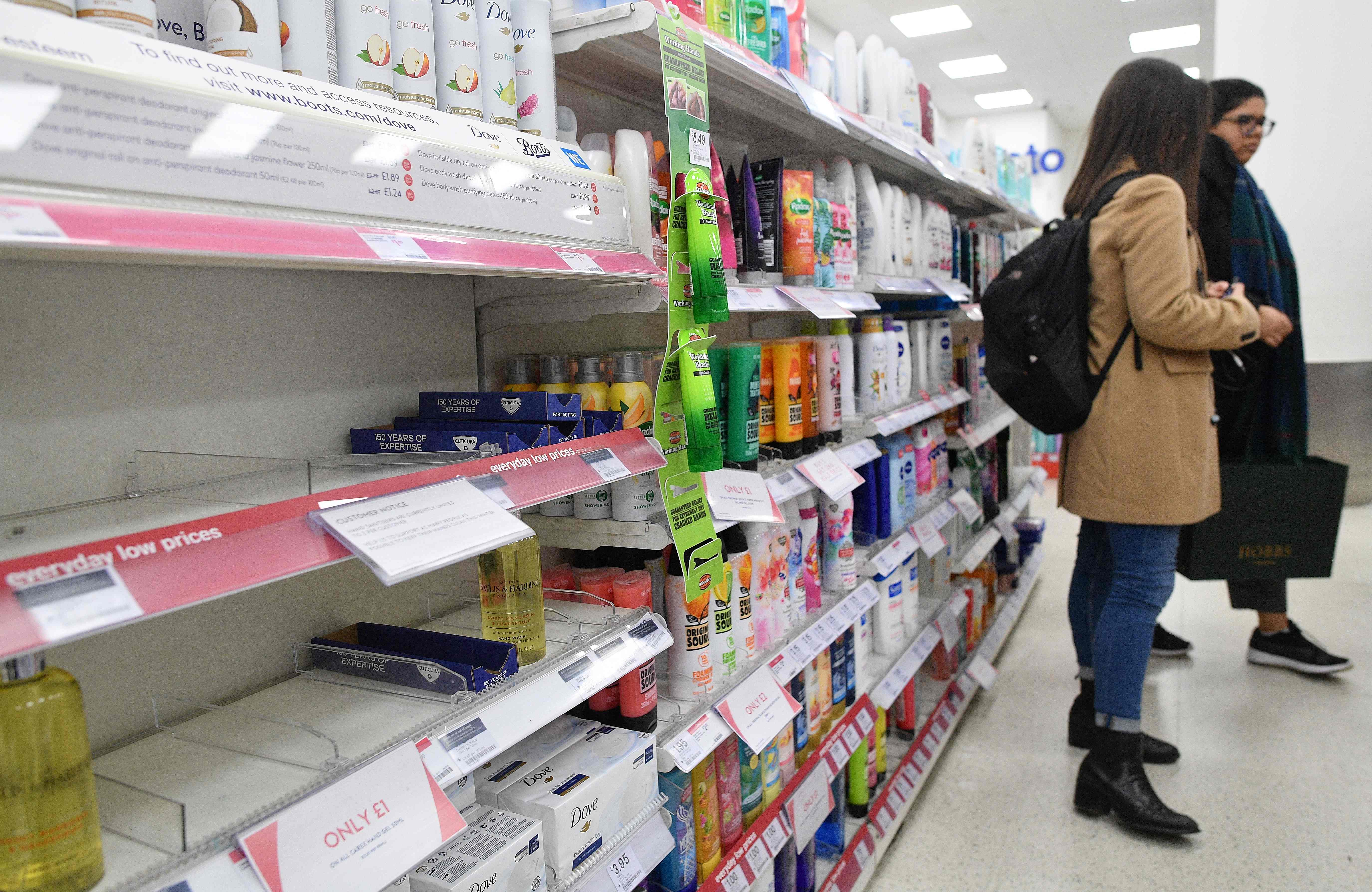 Produk cairan pencuci tangan ludes diserbu pembeli di Kota London, Inggris terkait korona. Menkes junior Nadine Dorries kini positif korona