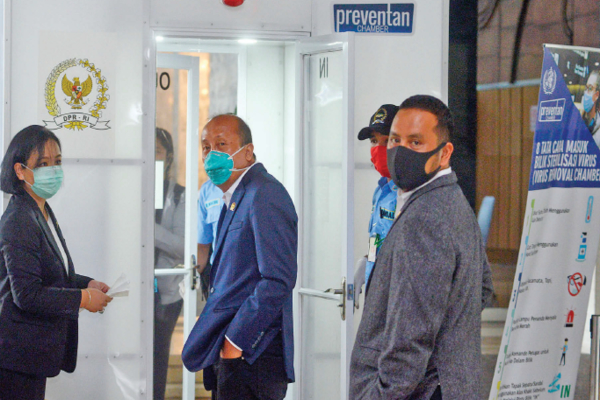 Anggota DPR dari Fraksi NasDem Saan Mustopa dan Willy Aditya di kompleks parlemen, Senayan, Jakarta, kemarin.