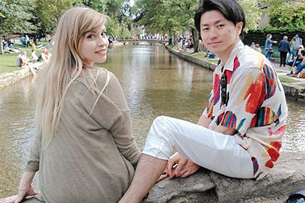 Holly Eason dan tunangannya, Masakazu Yamamoto, berfoto bersama.