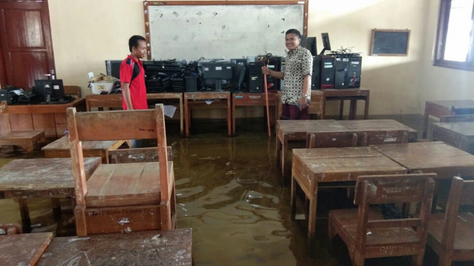 SMP Negeri 03 Tirto, Pekalongan masih terendam banjir. Proses belajar mengajar dipindahkan ke lokasi aman.