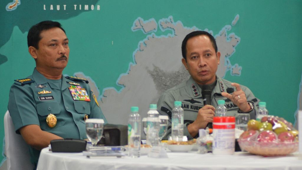  Kepala Bakamla Laksamana Madya Aan Kurnia (kanan) dalam sebuah diskusi di Jakarta.