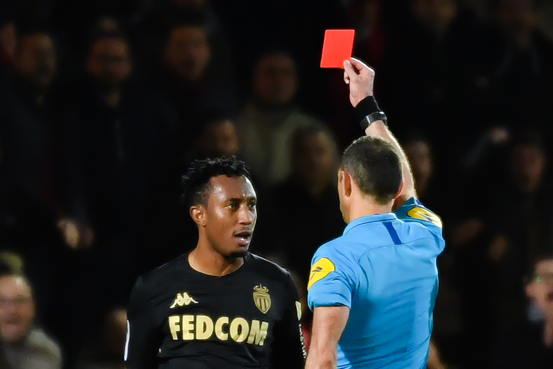 Gelandang Monaco Gelson Martins diganjar kartu merah oleh wasit dalam laga Ligue 1 melawan Nimes, 1 Februari lalu.