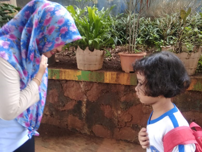 TK Pembina mengubah cara salaman di pagi hari dan saat pulang sekolah dengan membungkuk saja, Rabu (4/3).