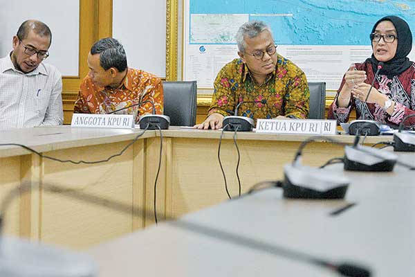 Komisioner Komisi Pemilihan Umum (KPU) Evi Novida Ginting Manik bersama Ketua KPU Arief Budiman di Gedung KPU, Jakarta, kemarin