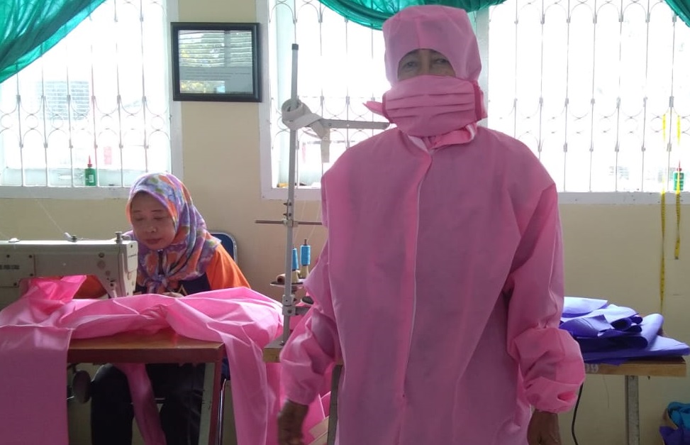 Guru SMKN 5 Palu Produksi 200 APD untuk RSUD Undata