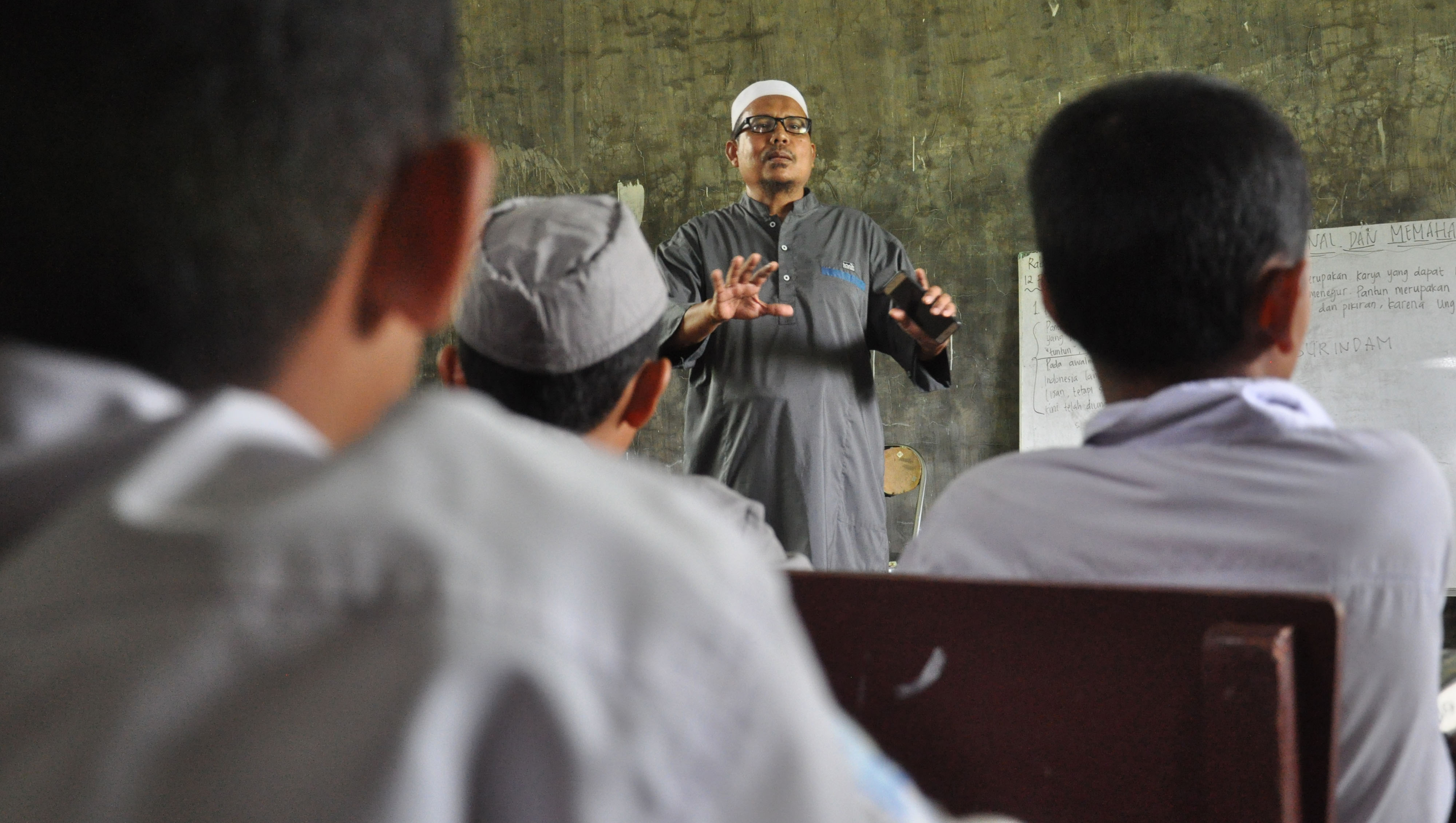 Mantan teroris Khairul Ghazali (tengah) memberi materi kepada santri yang merupakan anak mantan teroris Deli Serdang, Sumut, Rabu (12/2).