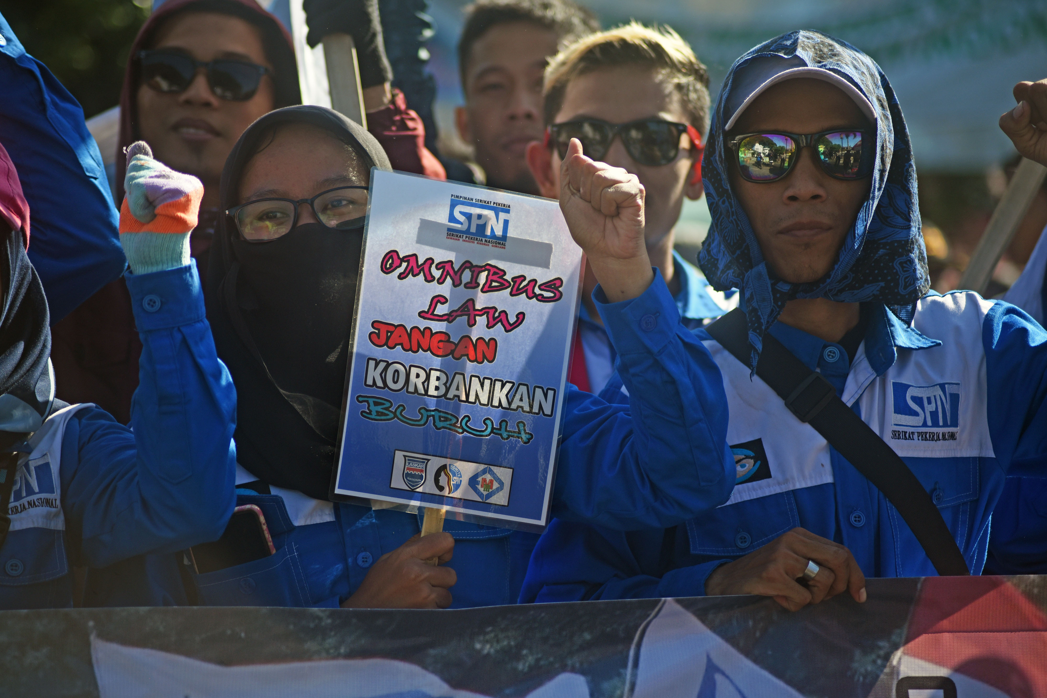 Buruh melakukan unjuk rasa menolak Omnibus law