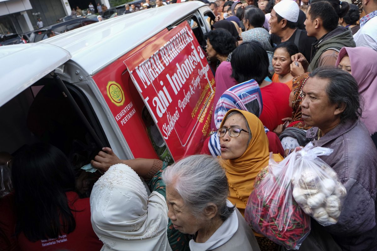 Warga mengantre untuk membeli bawang putih dan cabai di tengah pandemik covid-19