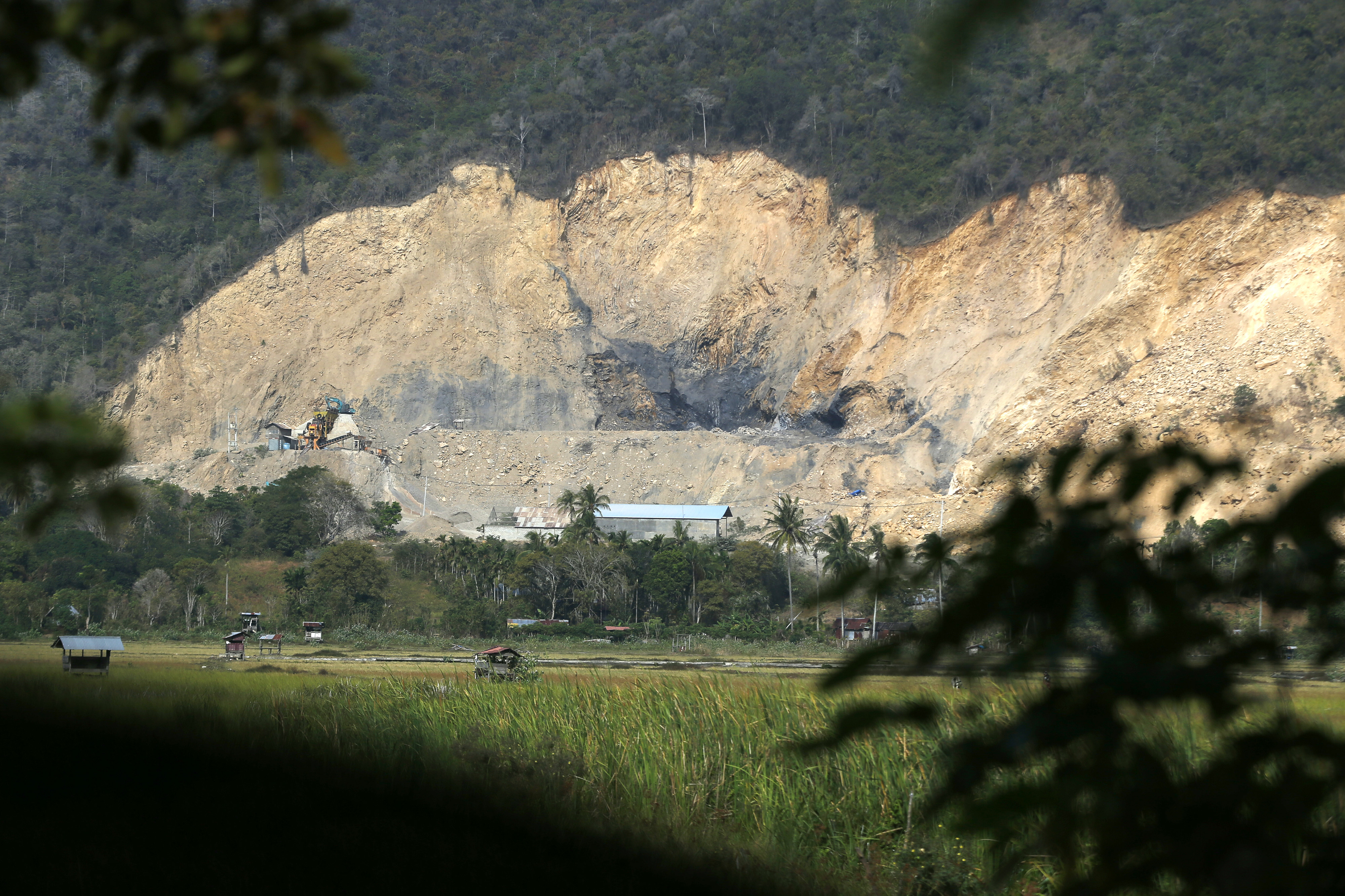 Ilustrasi: Kondisi salah satu gunung yang dikikis untuk diambil materialnya (galian C). 