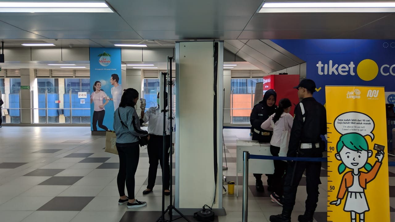Situasi di Stasiun MRT Lebak Bulus yang kembali normal pada hari ini setelah pembatalan kebijakan pembatasan operasional.