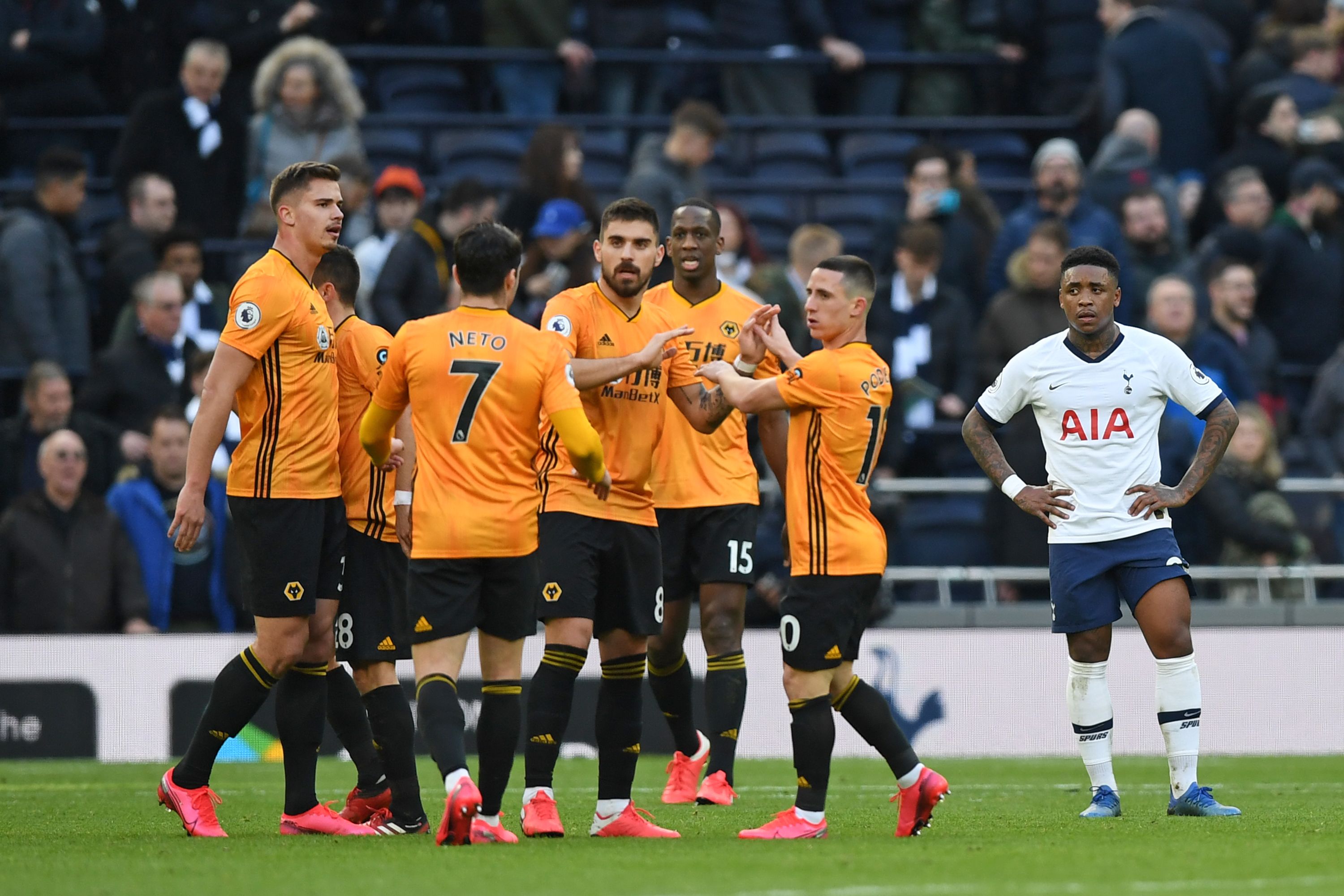 Para pemain Wolverhampton Wanderers merayakan kemenangan mereka di markas Tottenham Hotspur