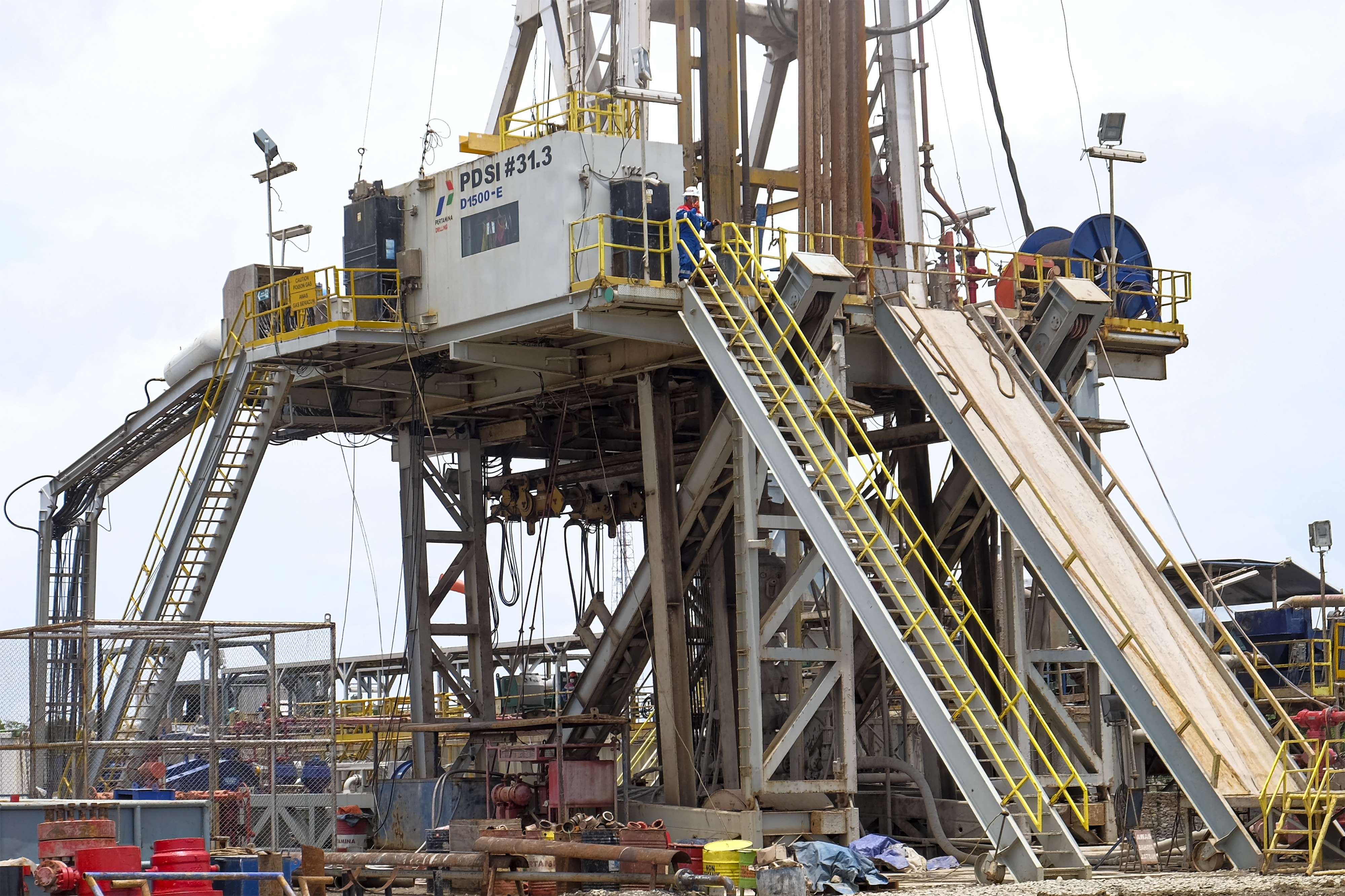 Alat pengebor elektrik D-1500E di Daerah operasi pengeboran sumur JST-A2 Pertamina EP Asset 3, Desa kalentambo, Pusakanagara, Subang. 