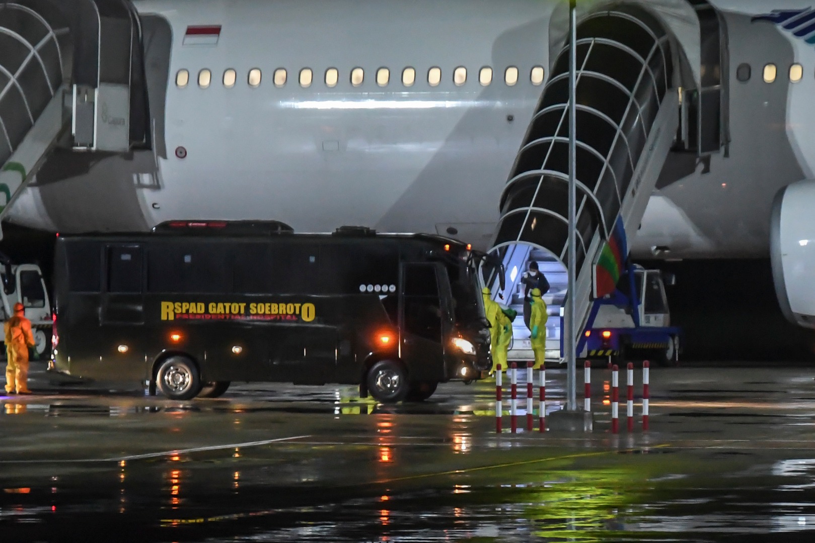 WNI kru kapal pesiar Diamond Princess yang dinyatakan negatif virus corona tiba di Bandara Kertajati, Kabupaten Majalengka.