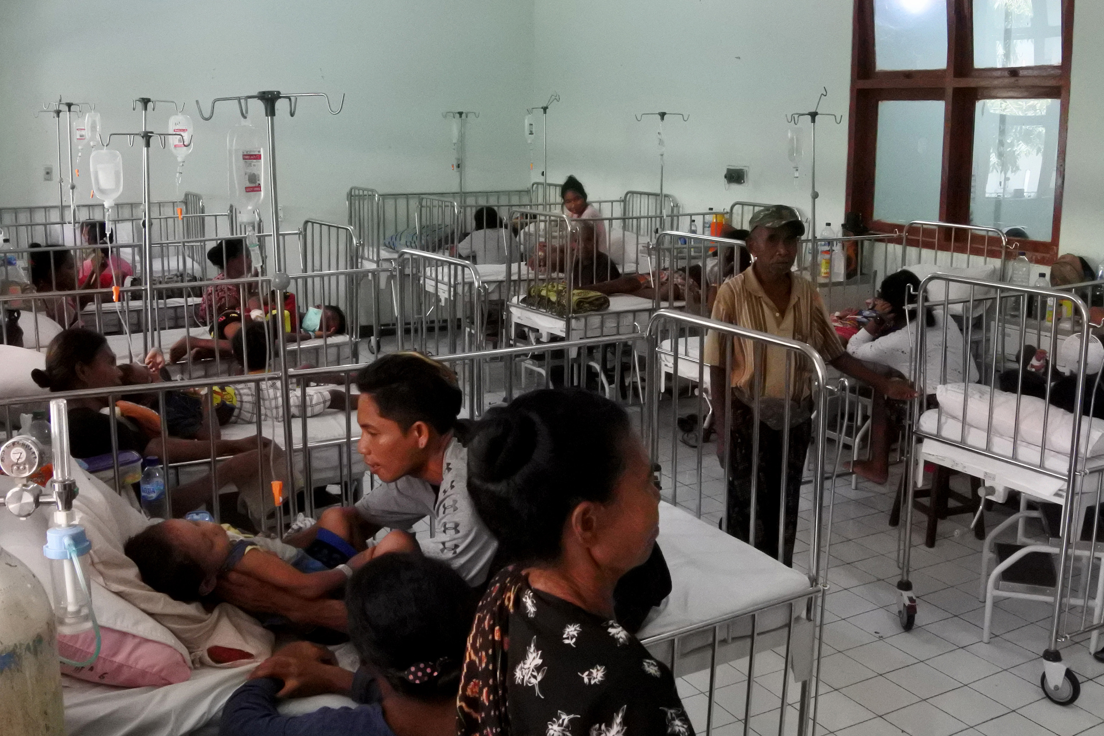 Suasana di salah satu ruangan bangsal anak khusus pasien terserang demam berdarah dengue (DBD) di RSUD TC Hillers Maumere, Kabupaten Sikka.