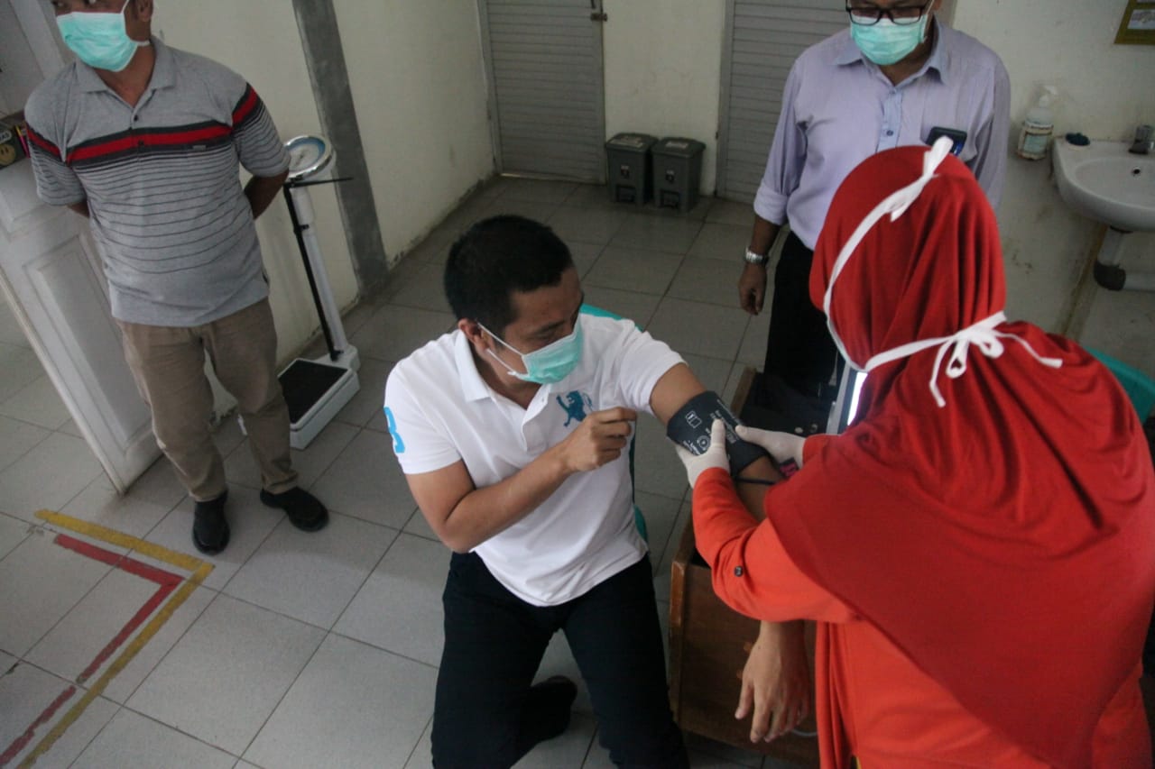 Petugas kesehatan Puskesmas Raya Pematangsiantar memeriksa kesehatan Wali Kota Pematangsiantar Hefriansyah, Minggu (22/3/2020).
