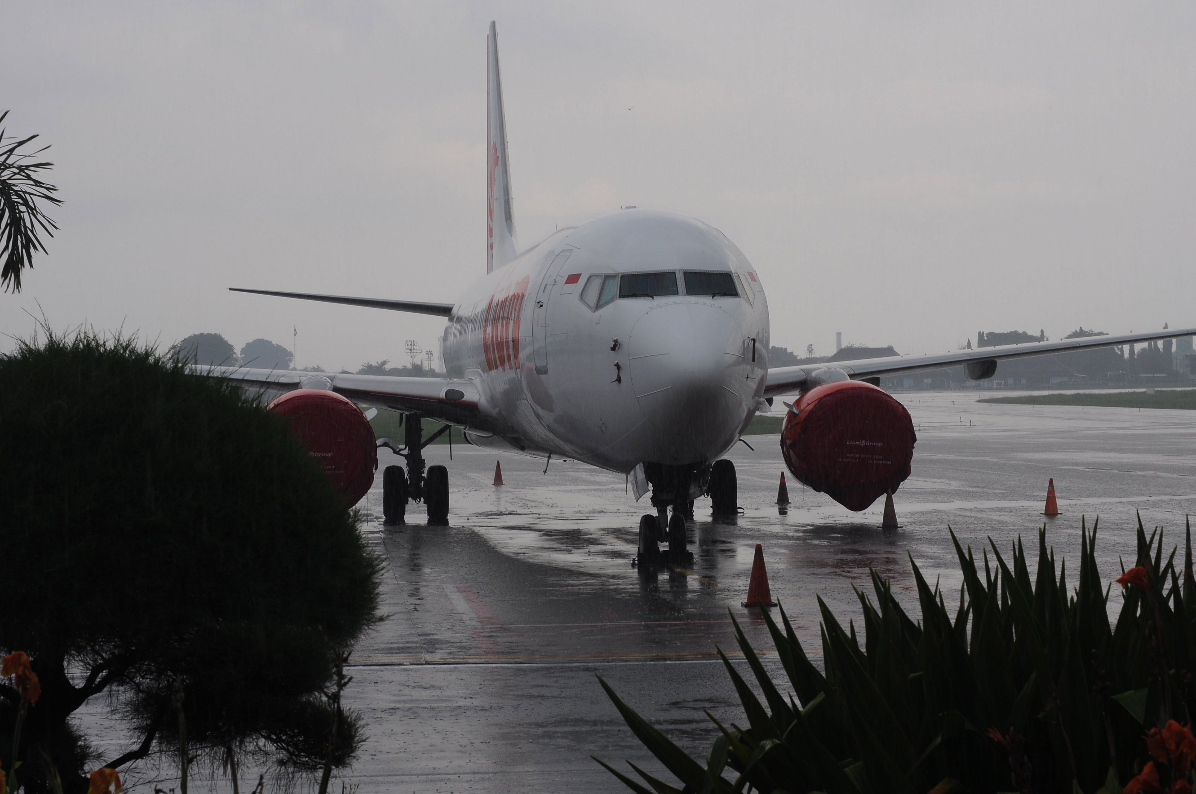 Salah satu pesawat diparkir saat Bandara Adi Soemarmo ditutup, pagi tadi