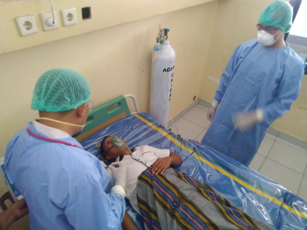 Tim dokter RSU Anutapura Palu menggelar simulasi untuk menangani pasien terindikasi terpapar virus korona, sejak Senin (2/3/2020).