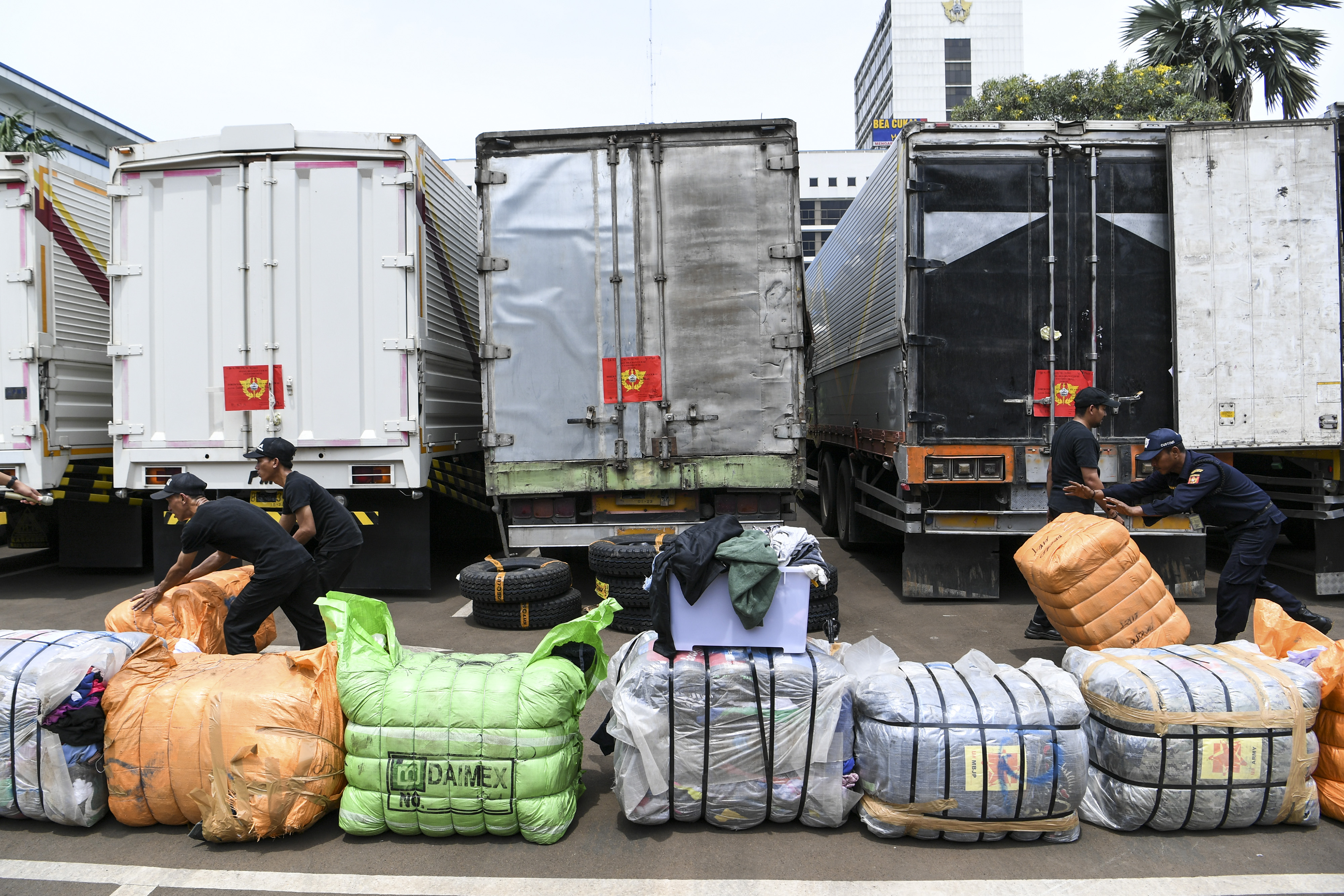 Bea Cukai mengamankan truk yang mengangkut pakaian bekas