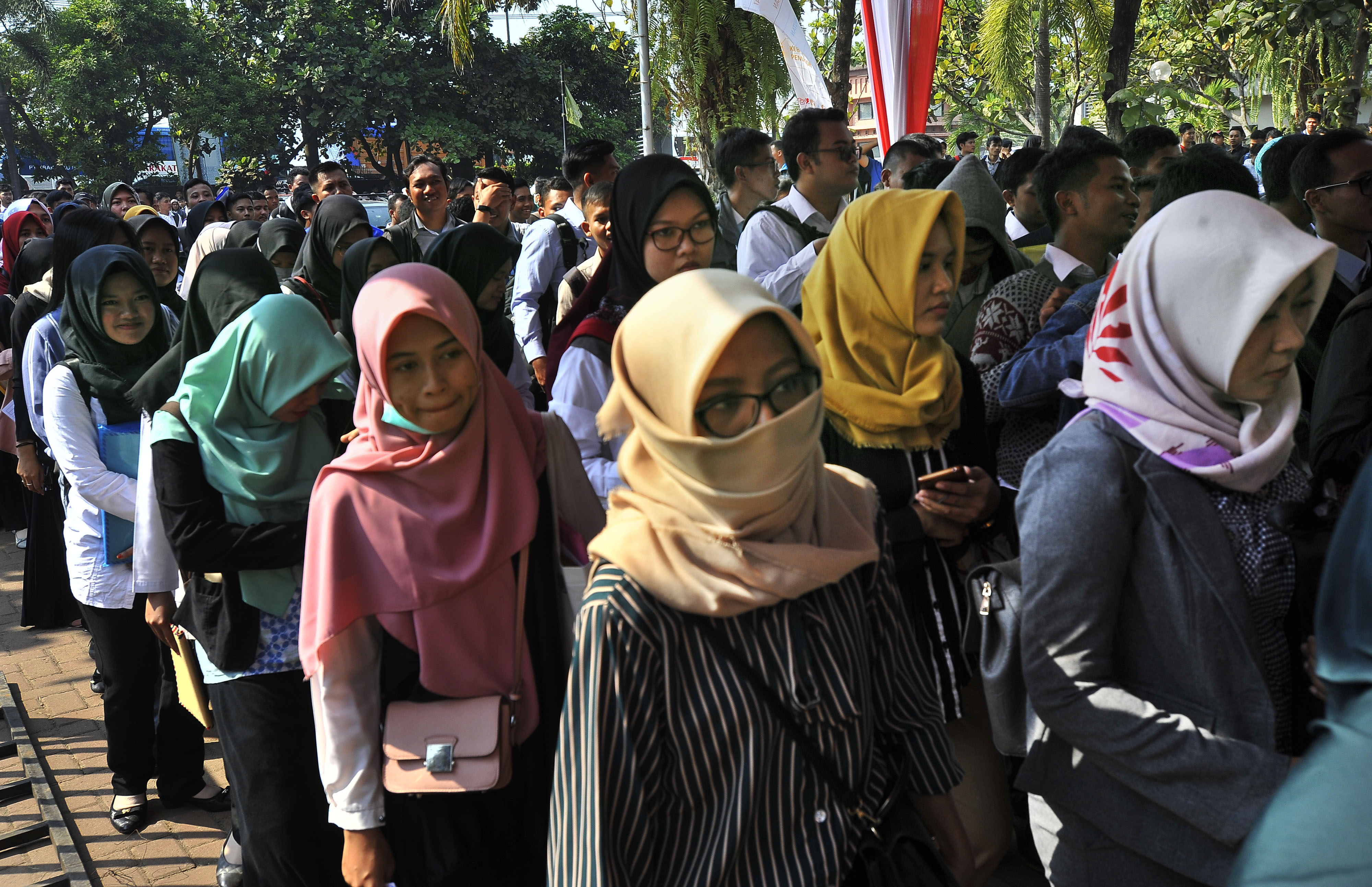 Para pencari kerja antre menunggu giliran memasukan lamaran di arena Bursa Lowongan Kerja di Cilegon, Banten, Rabu (26/6/2019).