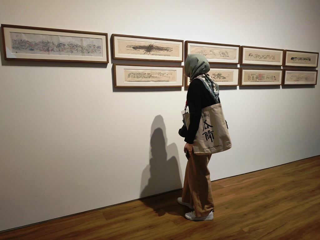 Pengunjung melihat instalasi di Museum MACAN