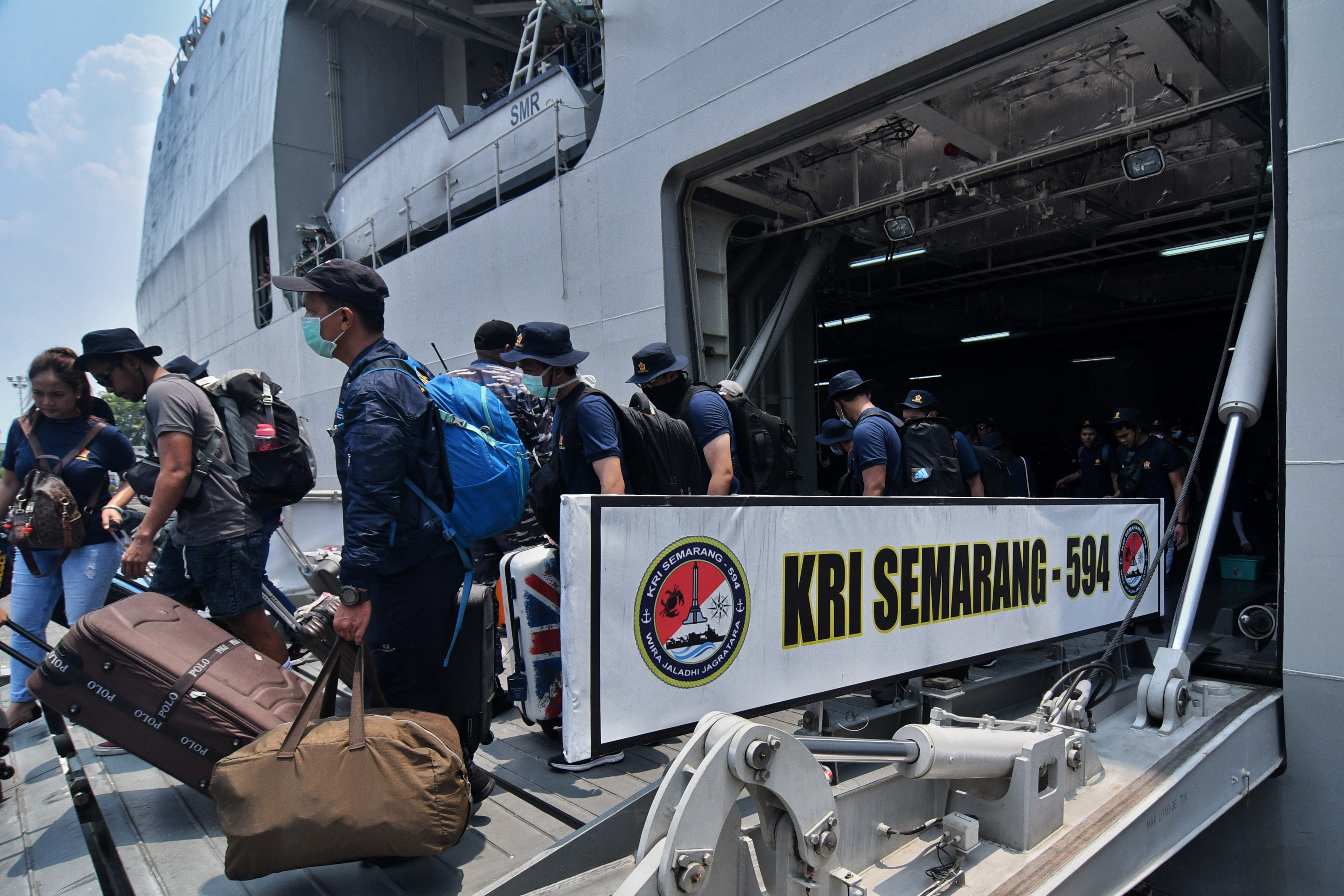 188 WNI ABK yang telah menjalani observasi selama 14 hari di pulau sebaru kecil tiba di Dermaga Kolinlamil, Jakarta, Sabtu (14/3).