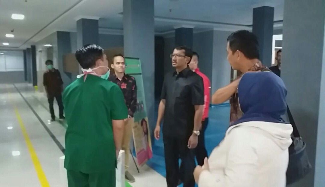 Bupati Garut, Helmi Budiman melakukan peninjauan ruangan isolasikhusus di Gedung Puspa Utama RSU dr Slamet Garut.