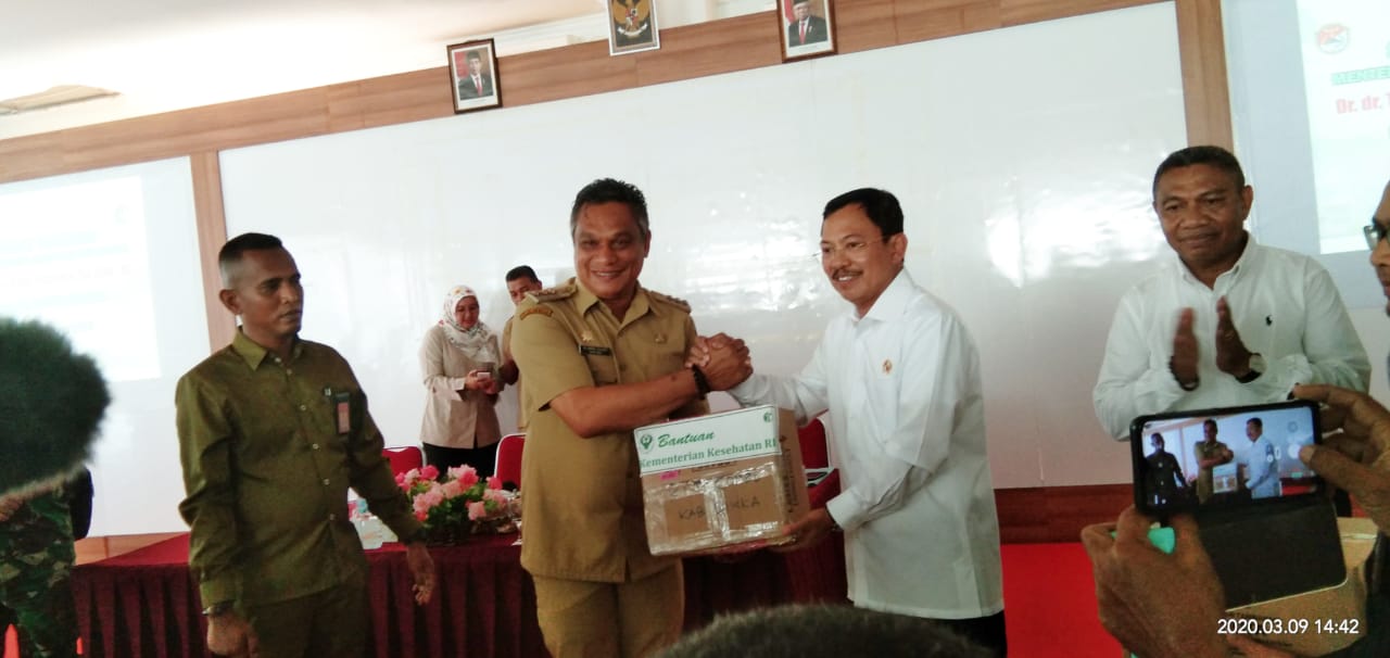 Menkes Terawan memberikan bantuan medis atasi DBD di Kabupaten Sikka, NTT.