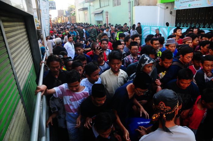 ilustrasi : Puluhan ribu orang antri menunggu pembagian nasi jangkrik dalam acara tradisi buka luwur (kelambu) makam Sunan Kudus.