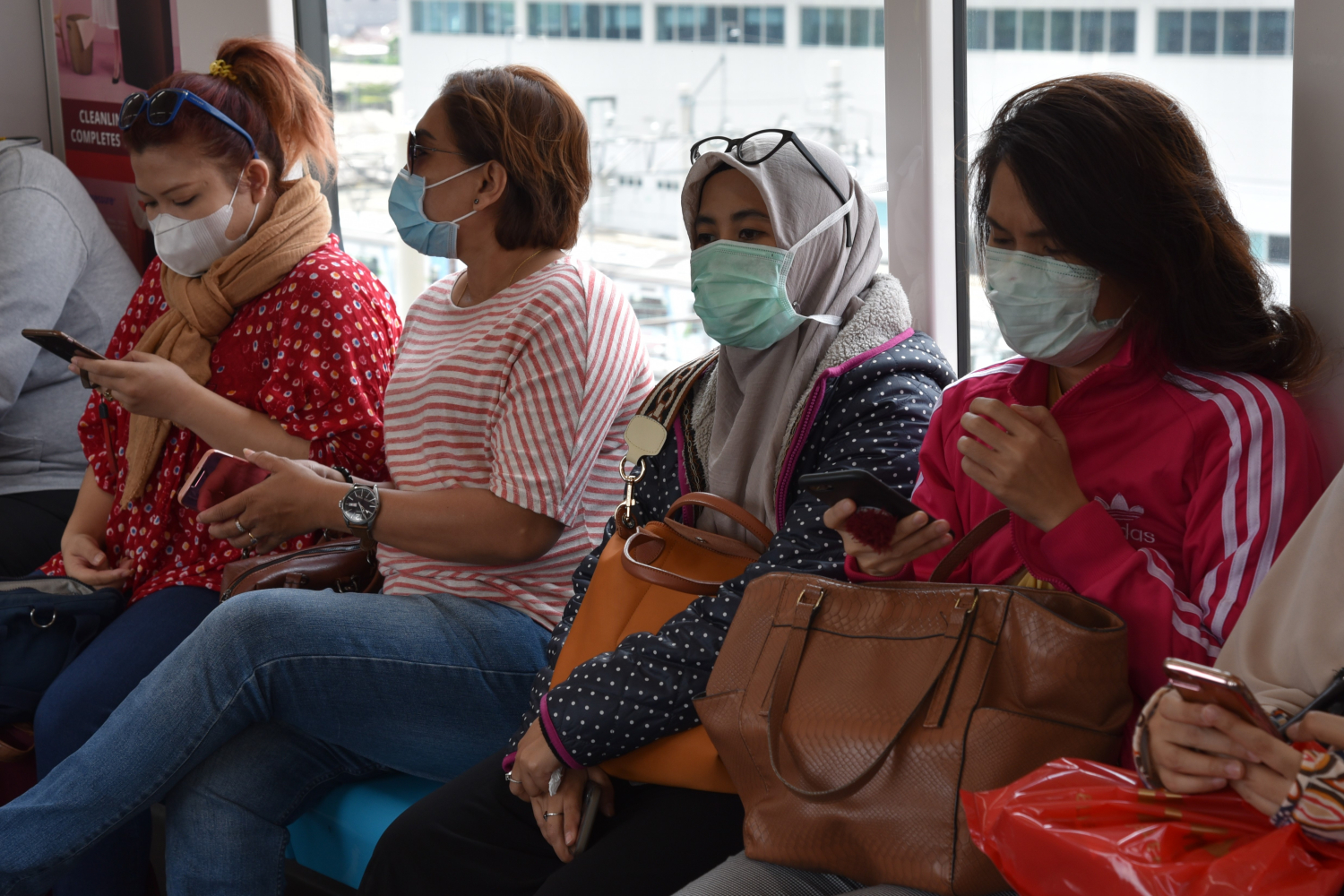 Penumpang MRT kompak menggunakan masker untuk mengantisipasi penyebaran virus korona.