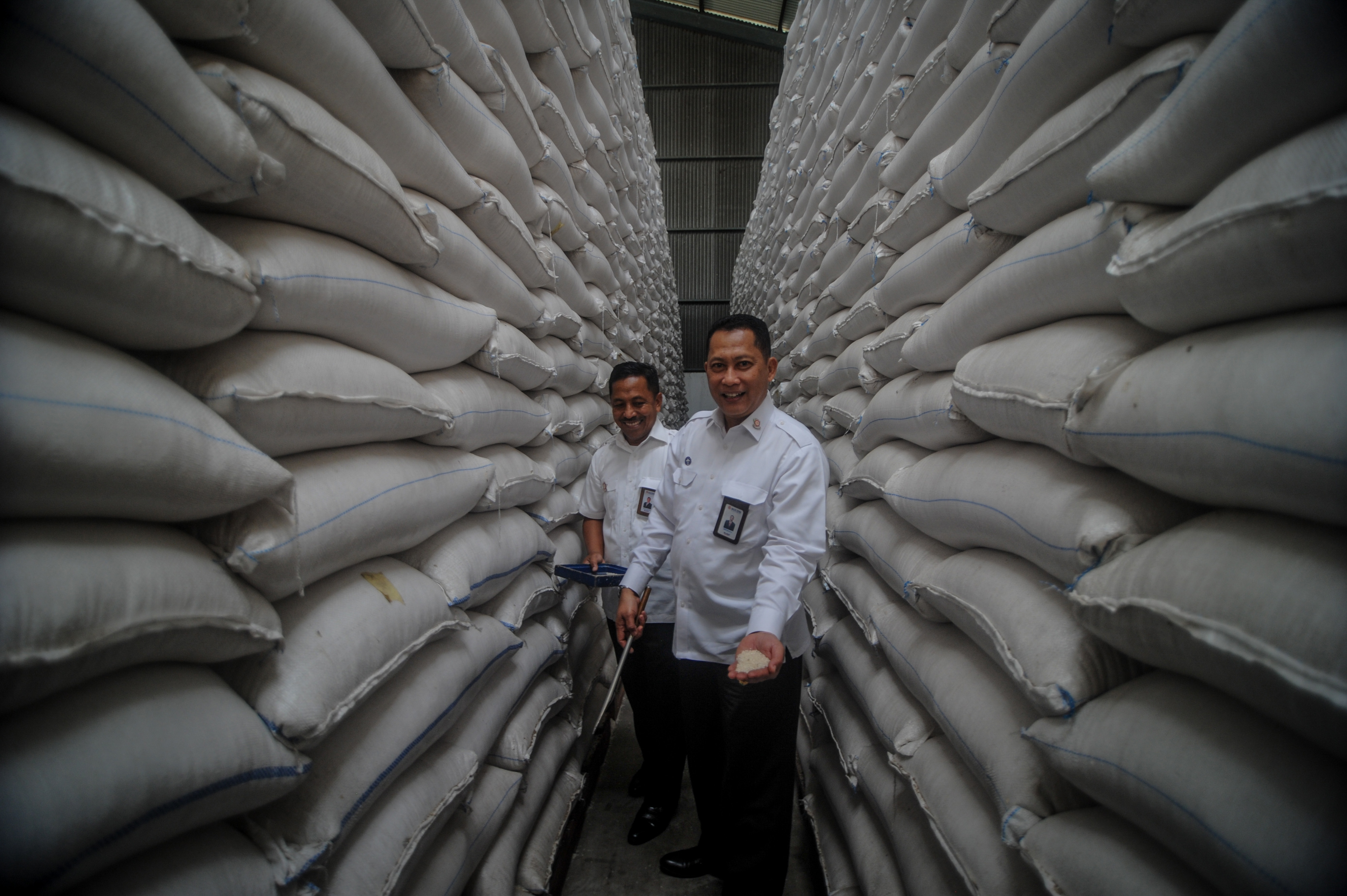  Dirut Perum Bulog Budi Waseso memeriksa ketersediaan beras di Gudang Bulog Cisaranten Kidul Sub Divre Bandung