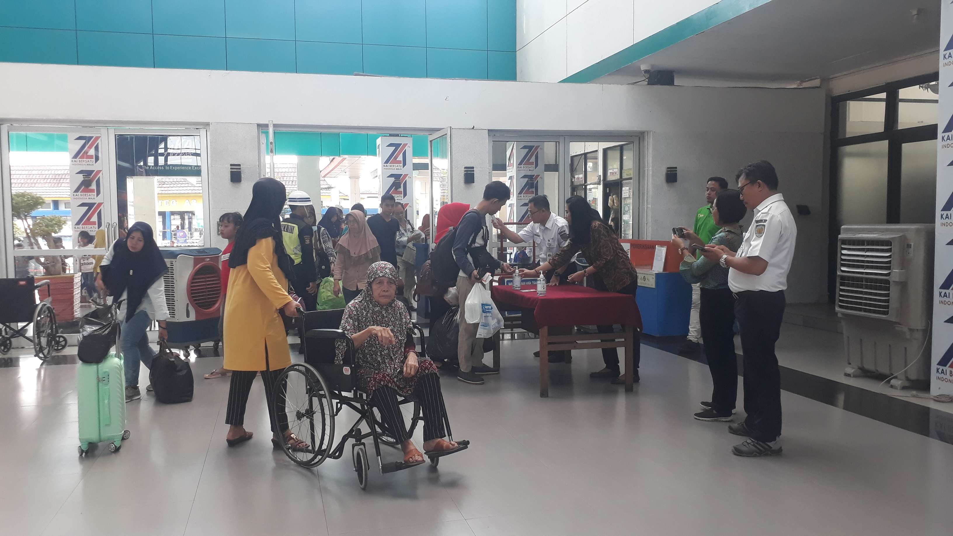 Pengecekan suhu tubuh di stasiun