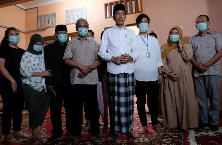 Seskab Ungkap Presiden Tetap Pikirkan Covid-19 meski Berduka