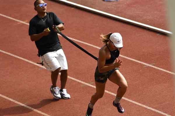 Ilustrasi  Pelari gawang putri Emilia Nova (kanan) berlatih di Stadion Madya, Gelora Bung Karno, Jakarta