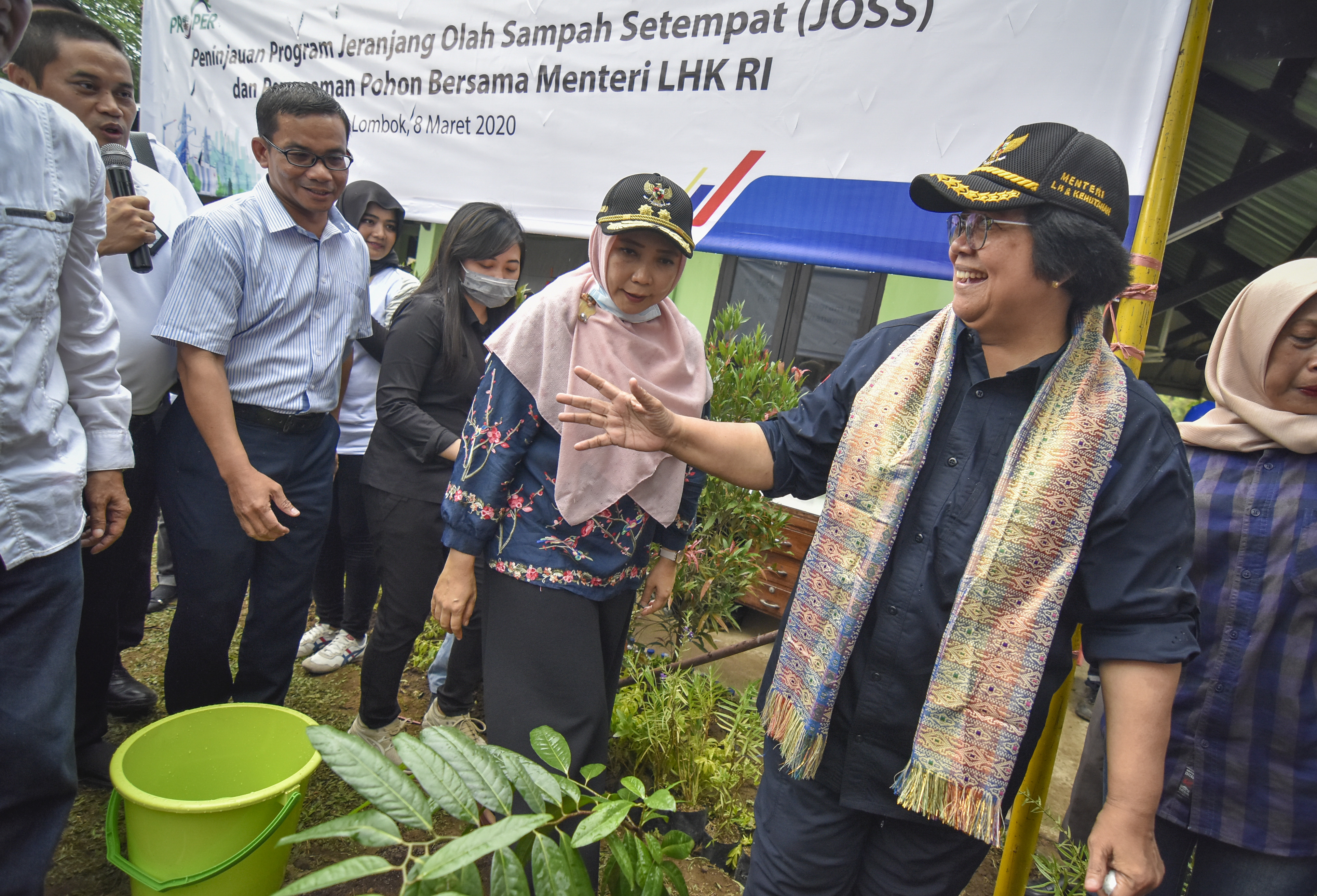 Menteri KLHK Siti Nurbaya saat meninjau tempat pengolahan sampah menjadi Òpellet refuse derived fuel (RDF) di Lombok, NTB