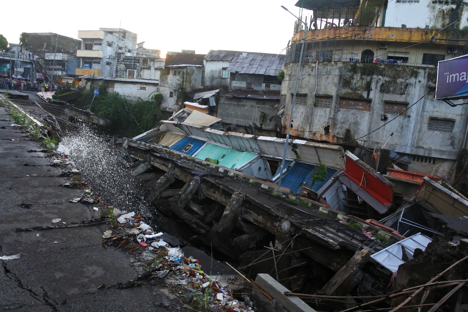 Sejumlah warga melihat pertokoan Jompo yang ambruk di Jalan Sultan Agung Jember, Jawa Timur, Senin (2/3/2020).
